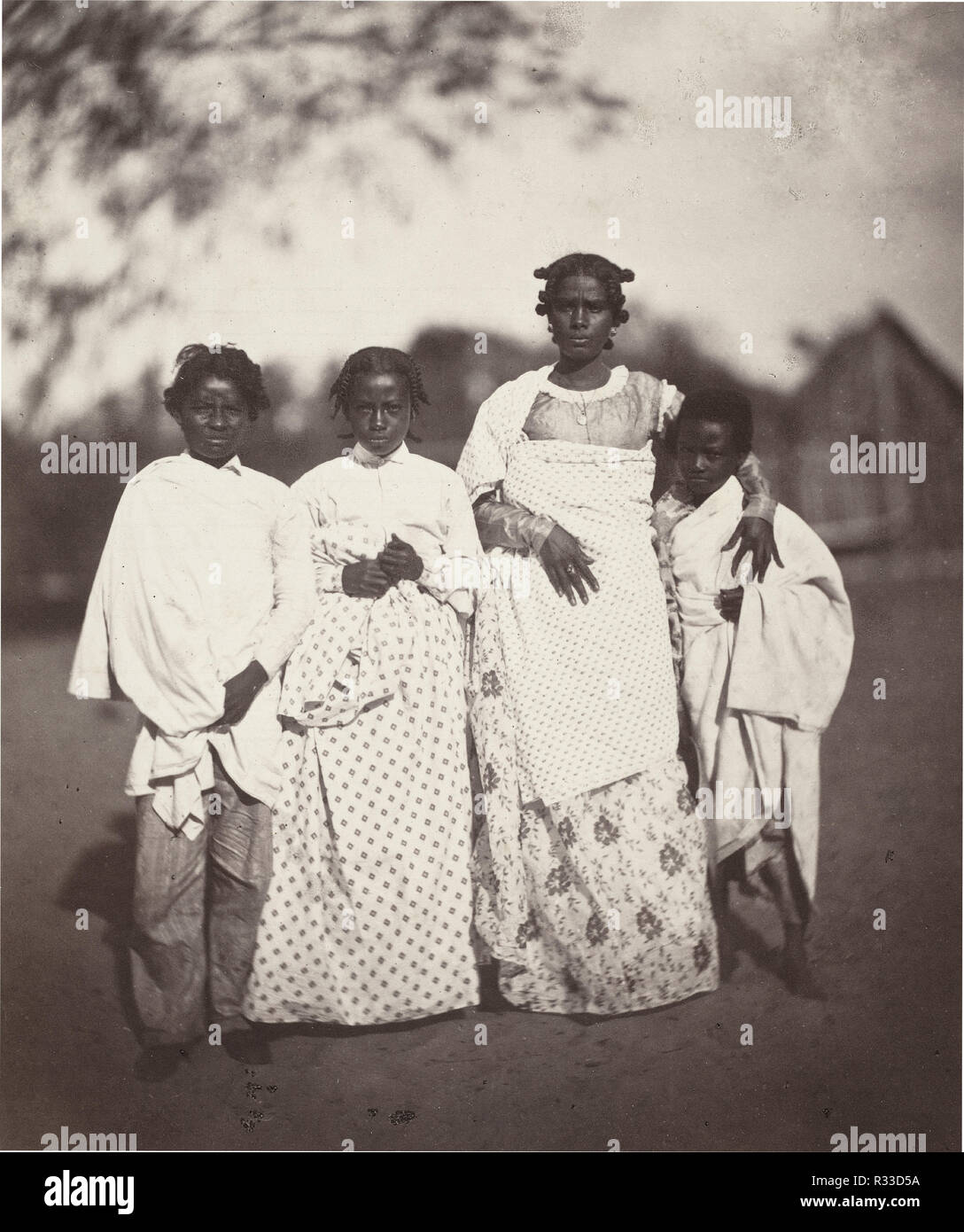 Femme Malgache et ses enfants (femme malgache et ses enfants) (photo 3). En date du : 1863. Dimensions : image : 21 x 17,6 cm (8 1/4 x 6 15/16 in.) : 42,6 x 29,9 Fiche cm (16 3/4 x 11 3/4 in.). Médium : épreuve à l'albumine. Musée : National Gallery of Art, Washington DC. Auteur : Désiré Charnay. Banque D'Images