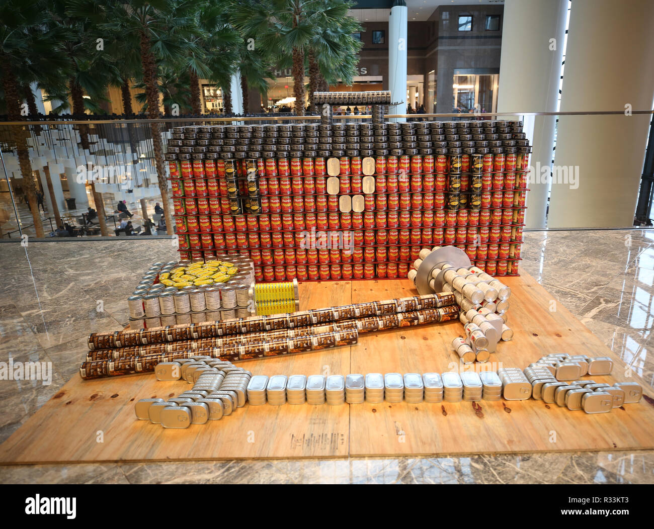 Sculpture alimentaire présenté au 26e concours annuel de NYC Canstruction à Brookfield Place à New York. Construire des équipes de sculptures à grande échelle de la nourriture en conserve Banque D'Images