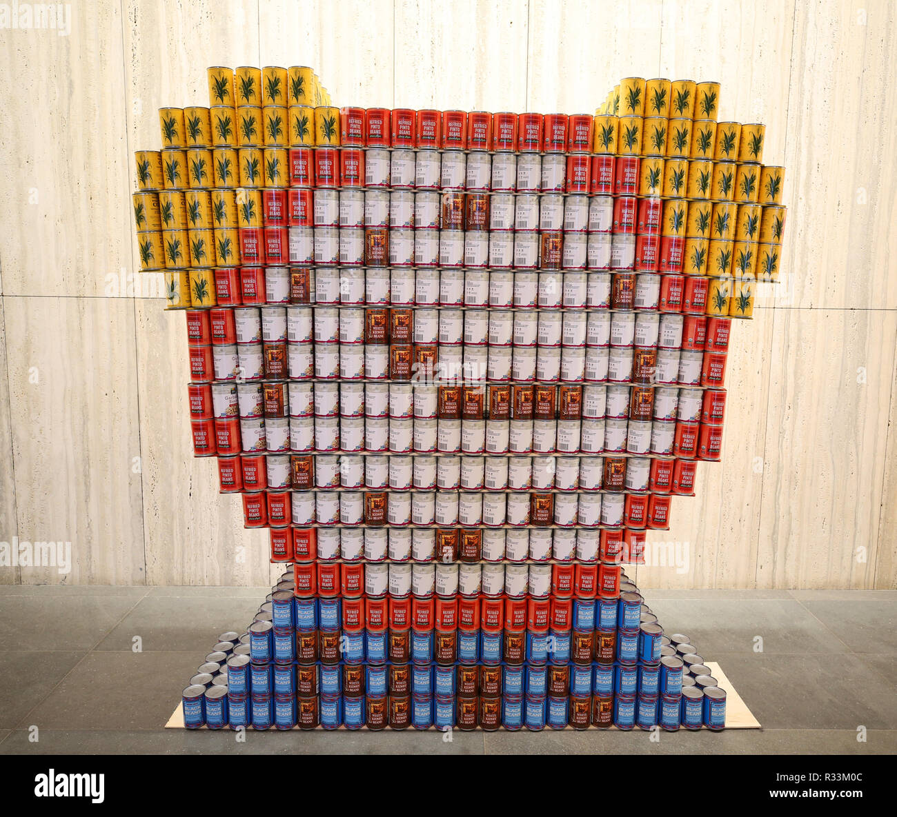 Sculpture alimentaire présenté au 26e concours annuel de NYC Canstruction à Brookfield Place à New York. Construire des équipes de sculptures à grande échelle de la nourriture en conserve Banque D'Images