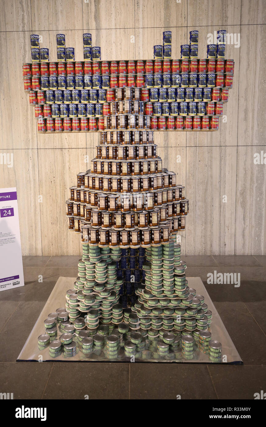 Sculpture alimentaire présenté au 26e concours annuel de NYC Canstruction à Brookfield Place à New York. Construire des équipes de sculptures à grande échelle de la nourriture en conserve Banque D'Images