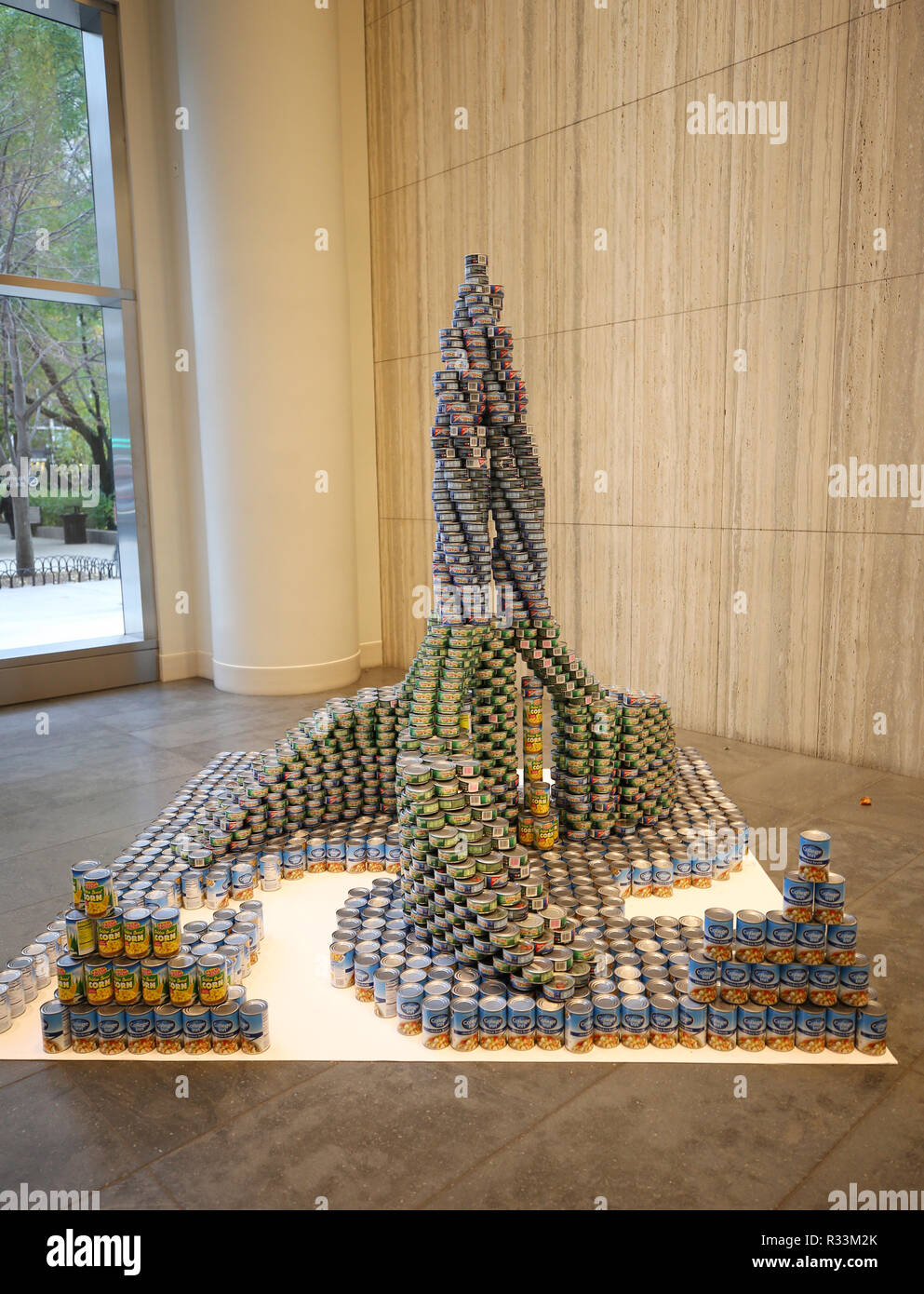 Sculpture alimentaire présenté au 26e concours annuel de NYC Canstruction à Brookfield Place à New York. Construire des équipes de sculptures à grande échelle de la nourriture en conserve Banque D'Images