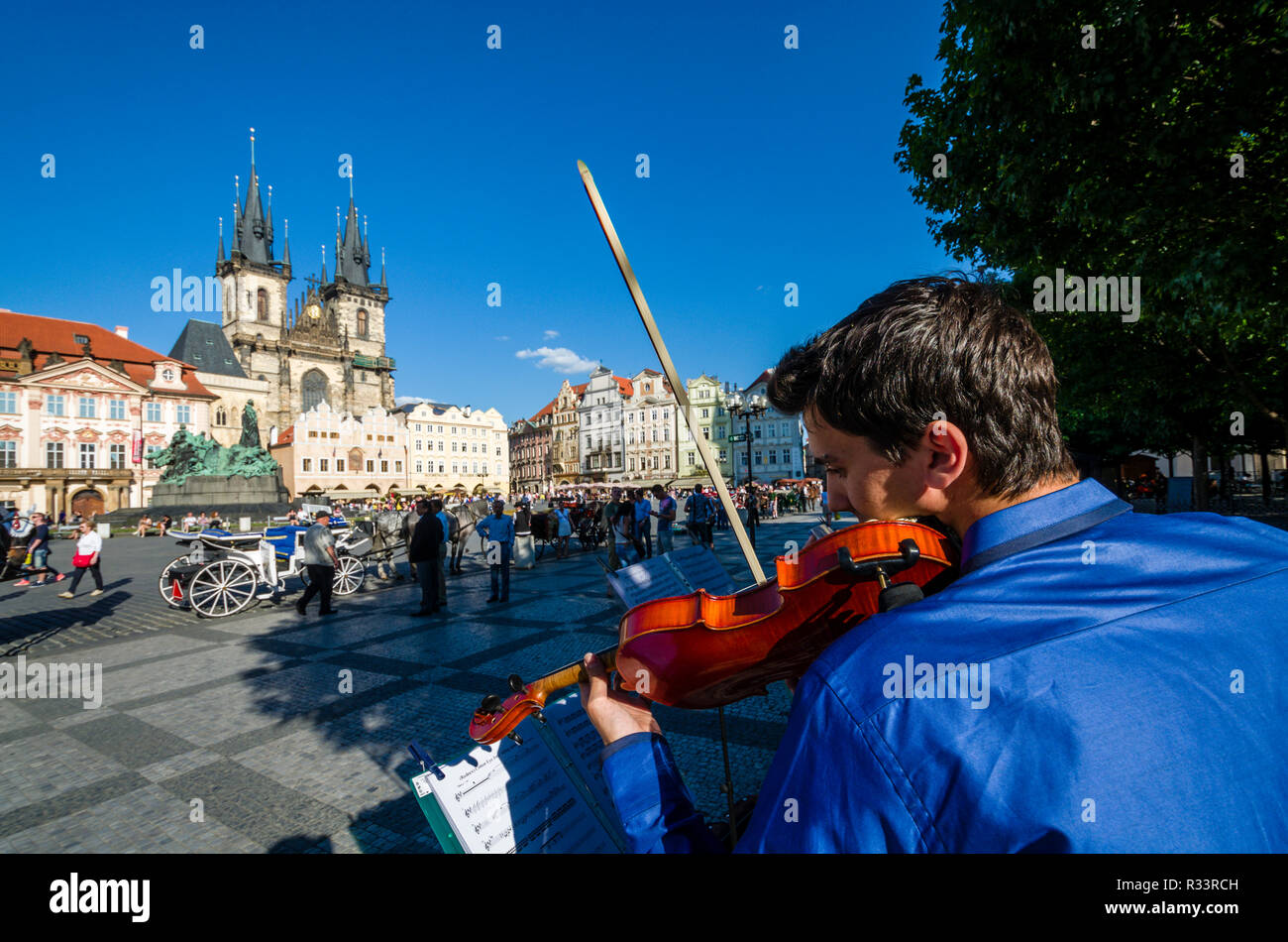 Musician playing violine sur 'taromestske' Namesti, la place principale de la banlieue 'Stare Mesto' par 'Tynsky chram', l'église Tyn Banque D'Images