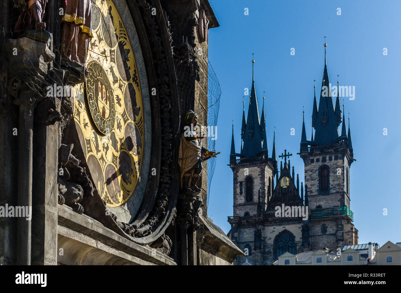 'Prazsky orloj', l'horloge astronomique de Prague's town hall, avec les tours de 'Tynsky chram', l'église Tyn, dans l'arrière-plan Banque D'Images