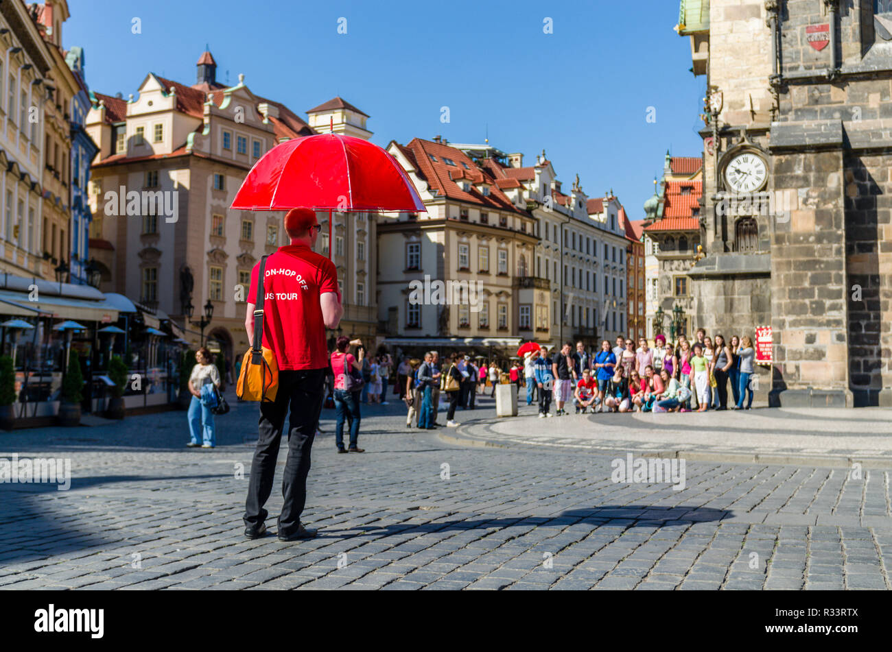 Pour les clients en attente sur Tourguide 'taromestske' Namesti, la place principale de la banlieue 'Stare Mesto' Banque D'Images