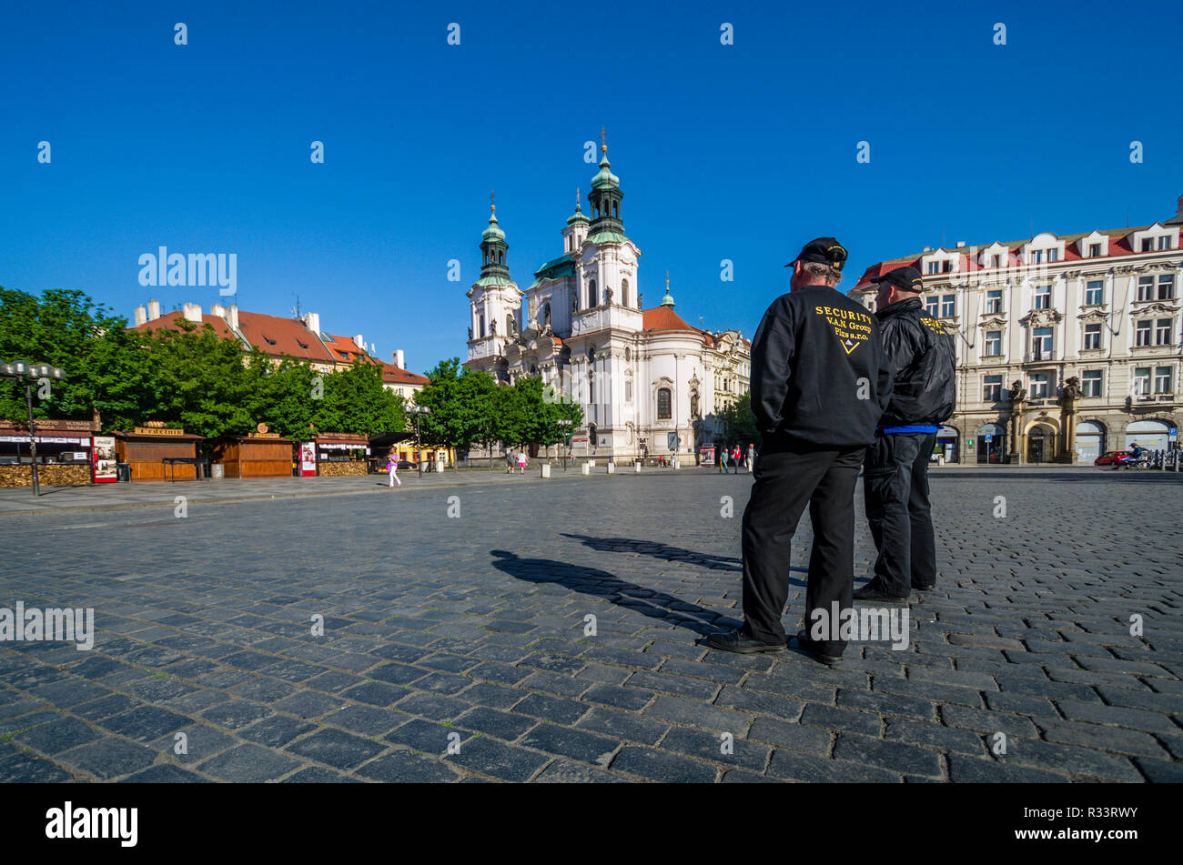 Security-Guards taromestske" sur "Namesti, la place principale dans la banlieue 'Stare Mesto', avec le 'Kostel sv. Mikulase', l'église de Saint Nicolas Banque D'Images