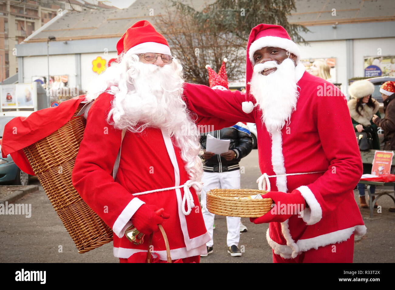 Turin, Italie - Décembre 2017 : un couple mixte de Santa Claus en costume Banque D'Images