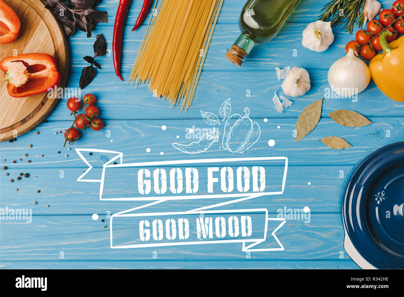 Vue de dessus d'ingrédients pour la cuisson des pâtes sur table bleue, bonne nourriture bonne humeur le lettrage Banque D'Images