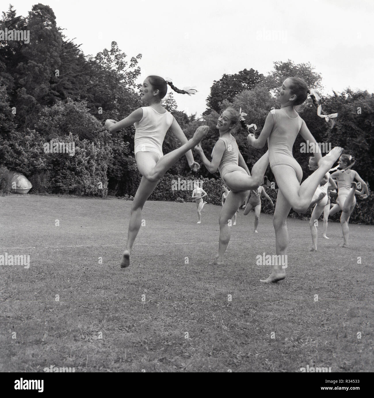 1967, tring arts festival, les jeunes danseurs de ballet féminin de l'École d'enseignement des arts, à l'extérieur dans un champ d'herbe. Fondée sous le nom de l'école sœur de la London School, il est maintenant connu comme le Tring Park School fo les arts de la scène, un spécialiste anglais pensionnat pour jeunes talents en danse, musique et théâtre. Banque D'Images