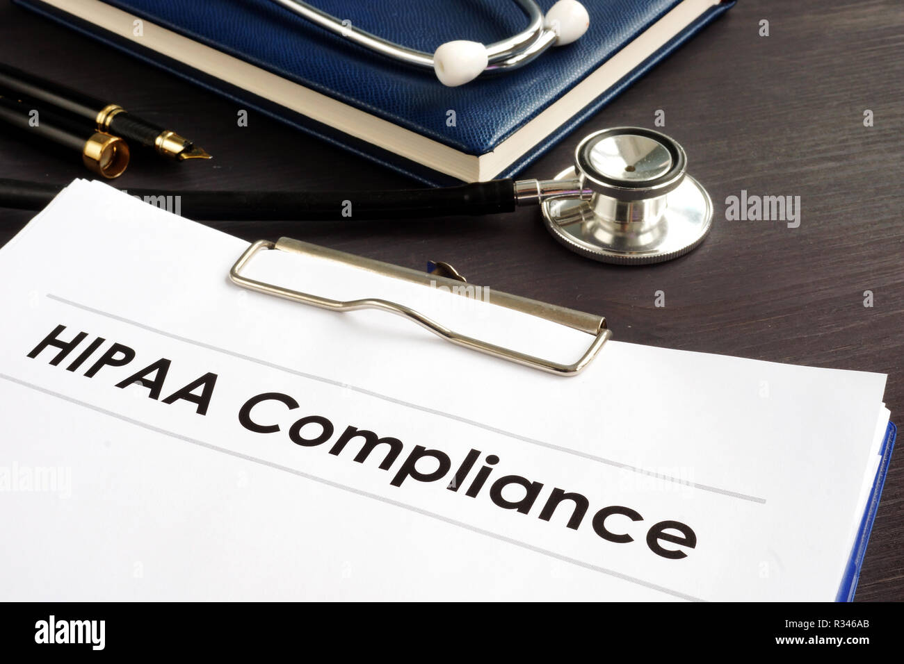 Les documents de conformité HIPAA avec presse-papiers sur un bureau. Banque D'Images