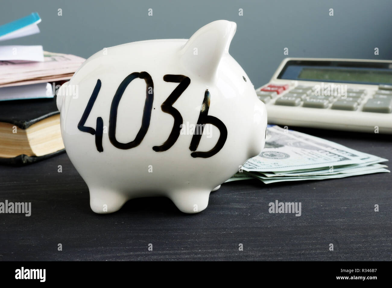 403b plan rédigé sur une tirelire. Banque D'Images