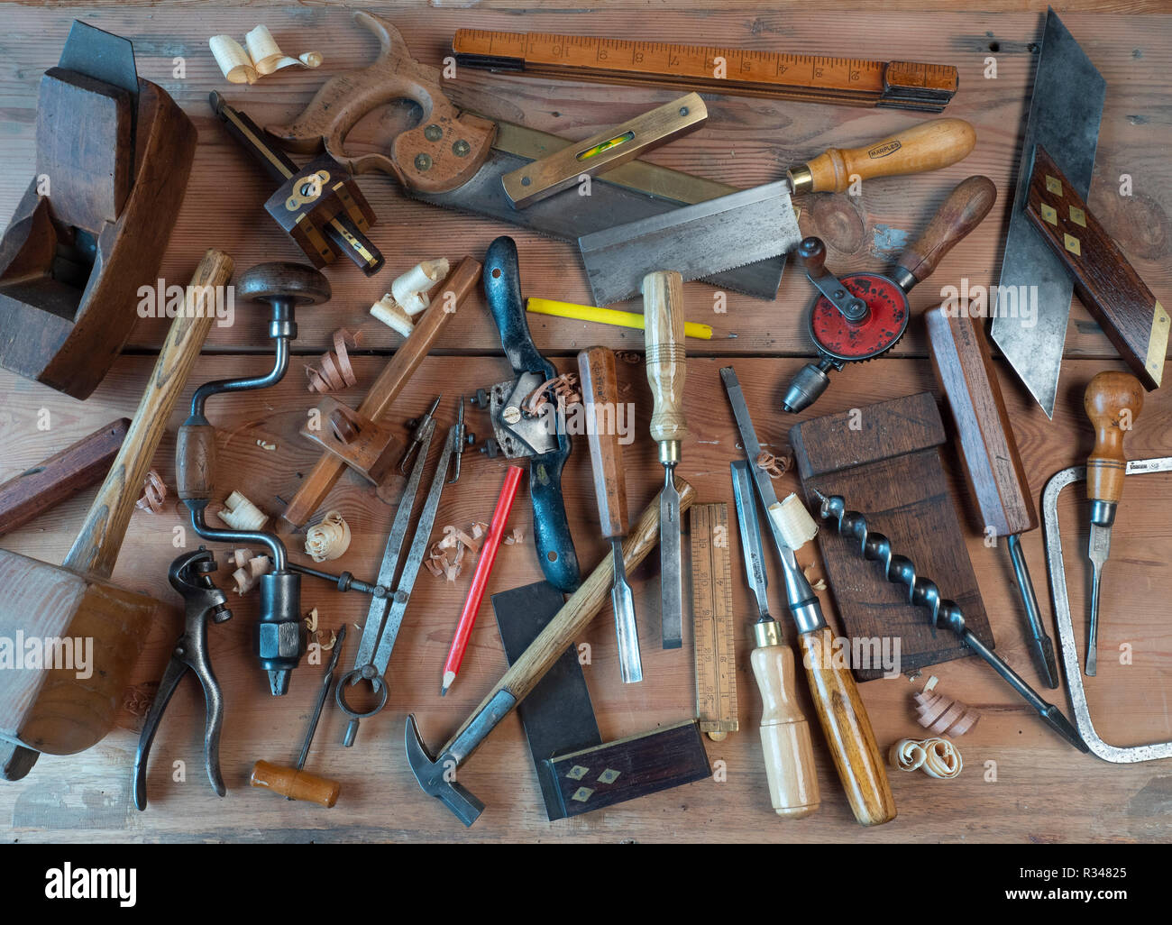 Outils de menuiserie sur banc de travail du bois Photo Stock - Alamy