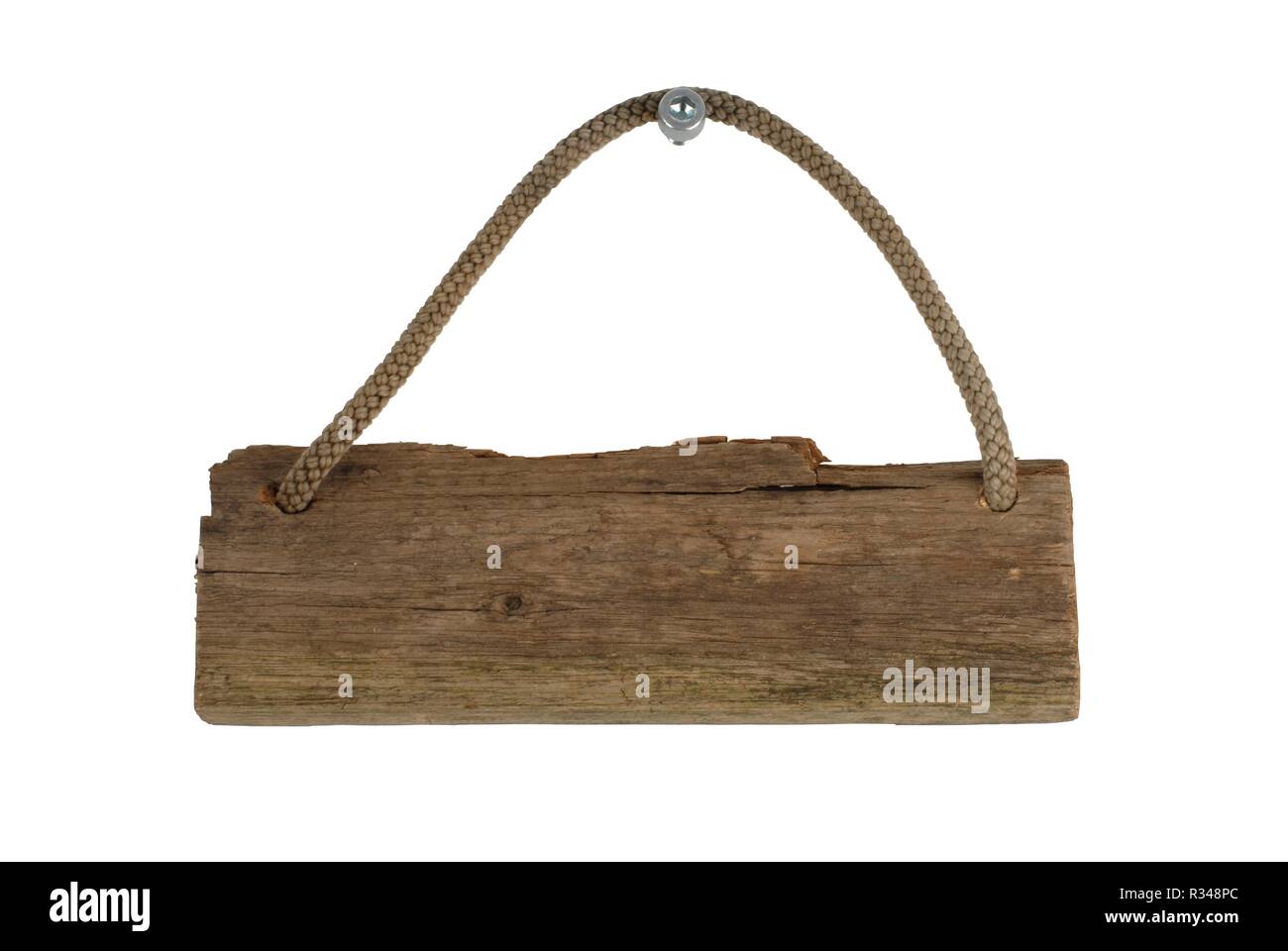 Une vieille planche en bois isolée avec une corde pour suspendre Banque D'Images