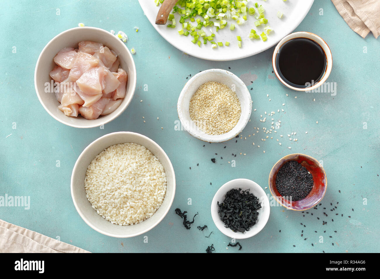 Ingrédients de base pour cuisiner la viande de poulet avec bol de zone de vue de dessus Banque D'Images