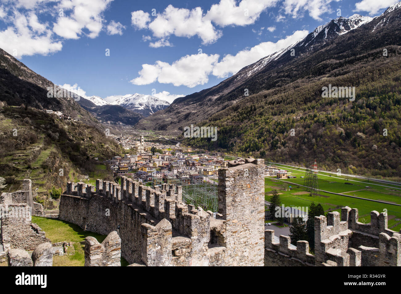 La Valtellina, vue panoramique à partir d'un château de Chelles. Province de Sondrio Banque D'Images