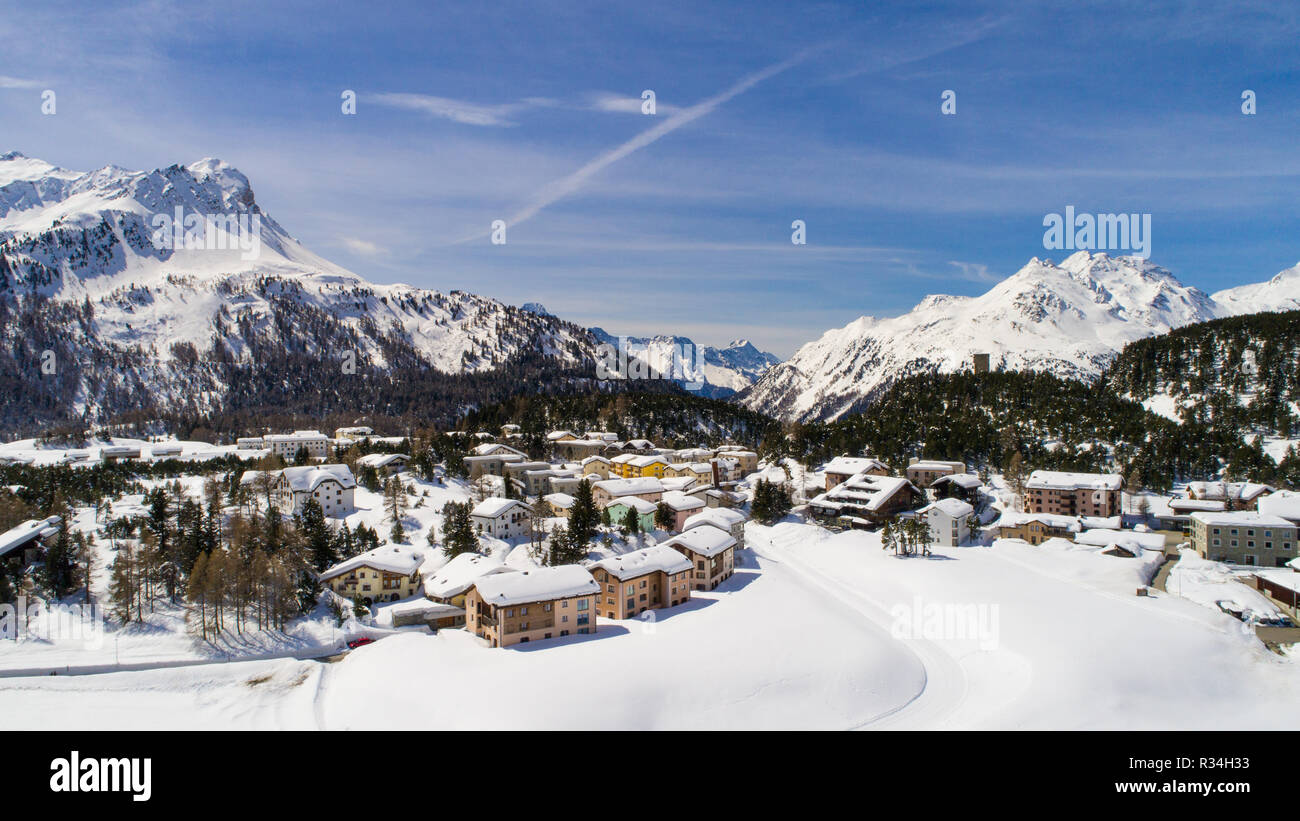Alpine Village, les maisons couvertes de neige. La saison d'hiver au Col Majola (Engadine) Banque D'Images