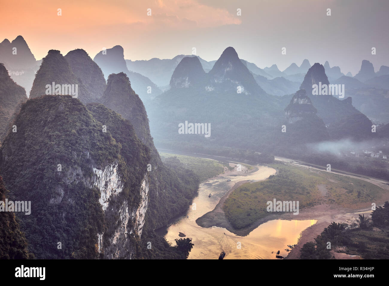 Superbe coucher de soleil sur la rivière Lijiang, harmonisation des couleurs appliquées, Guangxi, Chine. Banque D'Images