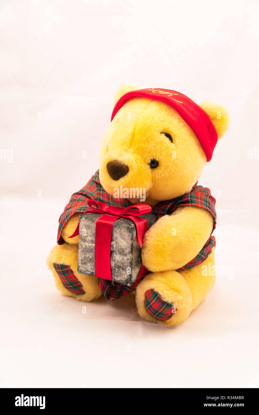 Pooh bear habillés en tartan et tenant un cadeau, Banque D'Images