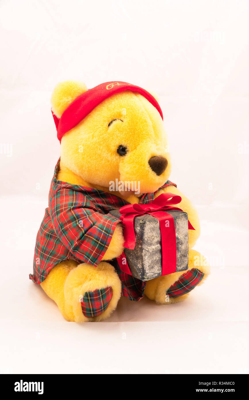 Pooh bear habillés en tartan et tenant un cadeau, Banque D'Images