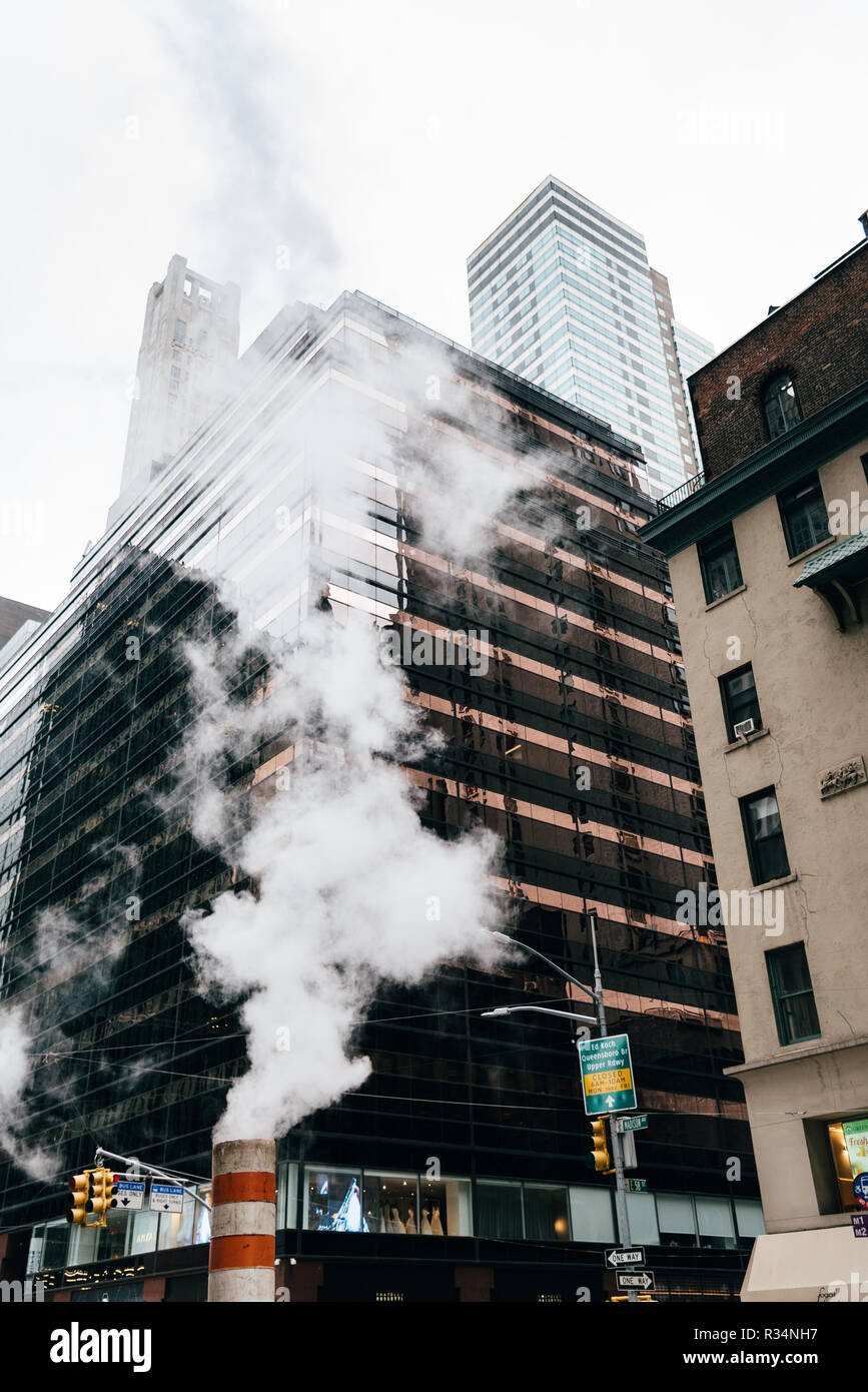 La ville de New York, USA - 24 juin 2018 : sortie de vapeur pour l'aération de la pile système de chauffage du district dans le Midtown de New York Banque D'Images