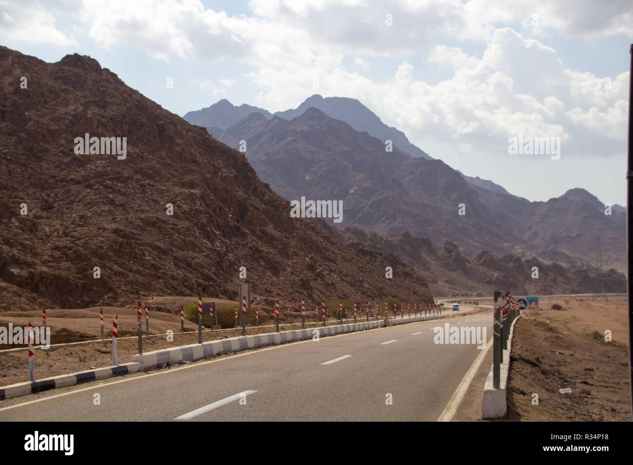 Sinaa, Egypte - Novembre 4, 2018 :- photo pour la route dans la ville égyptienne de Sinaa, montrant les routes et les montagnes, les nuages et les plateaux. Banque D'Images