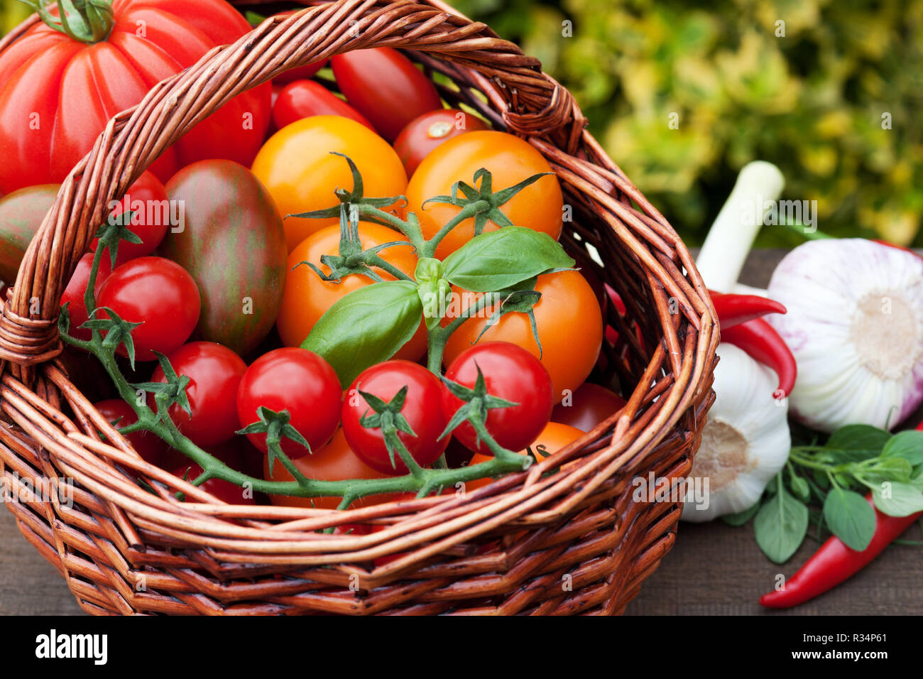 Panier en osier avec des tomates Banque D'Images