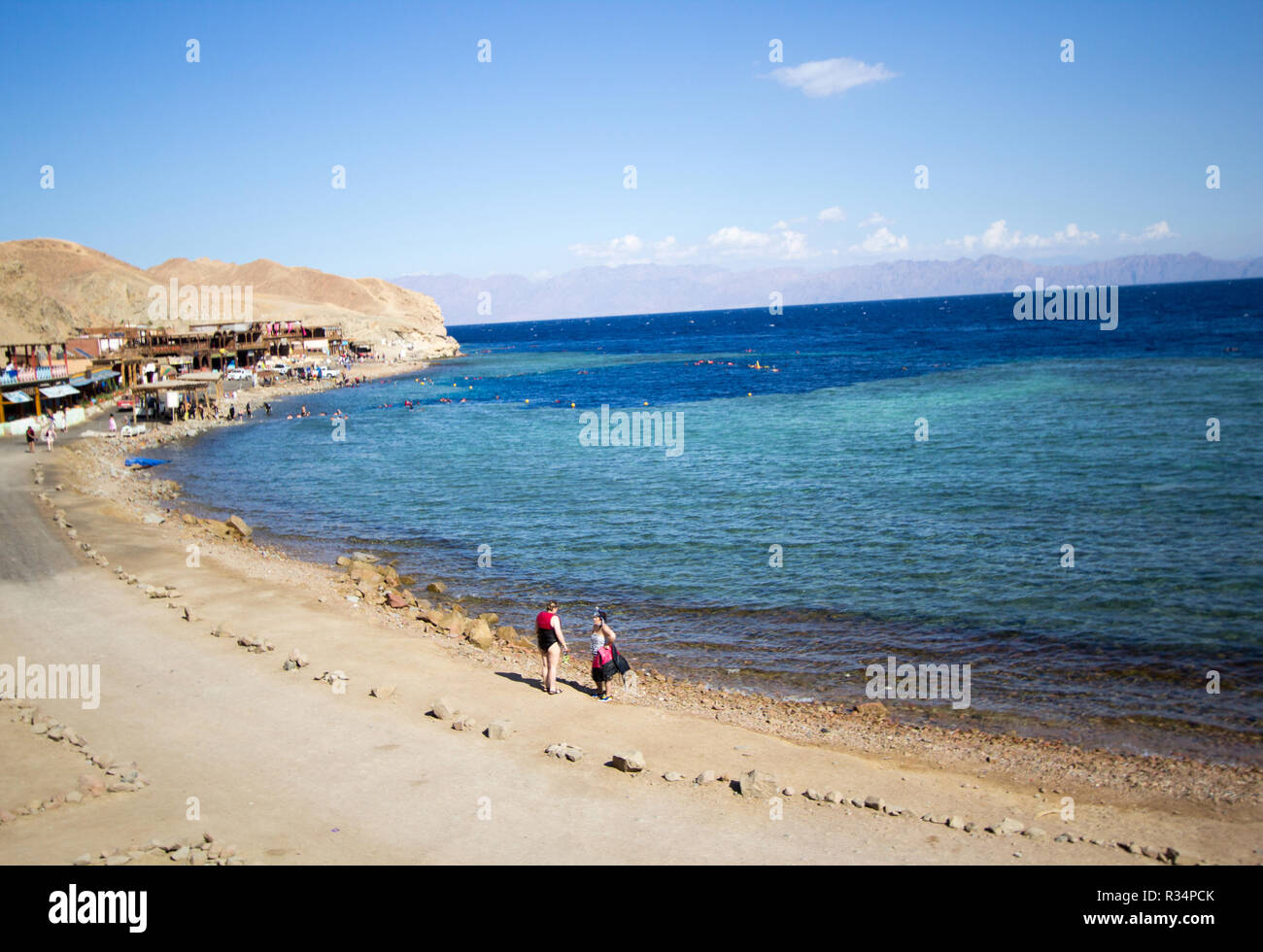 Sinaa, Egypte - Novembre 4, 2018 :- photo pour côte de la mer Rouge dans la ville égyptienne de Sinaa, montrant que l'eau et quelques roches. Banque D'Images