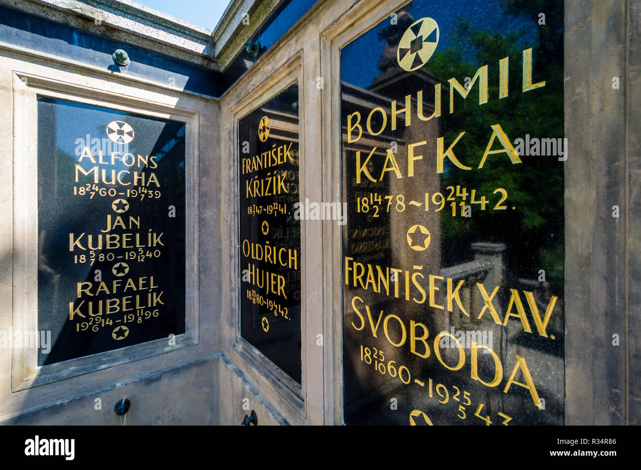 Tombe d'Alfons Mucha, peintre tchèque, et de Bohumil Kafka, Sculpteur et pédagogue, au cimetière de Vyšehrad Banque D'Images