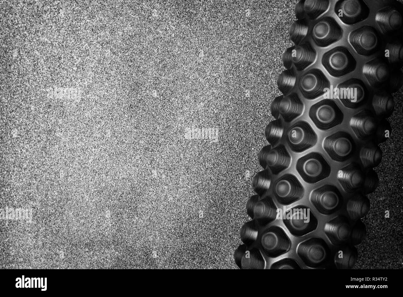 Au-dessus du rouleau de massage de nice shot lying on floor dans une salle de sport moderne Banque D'Images