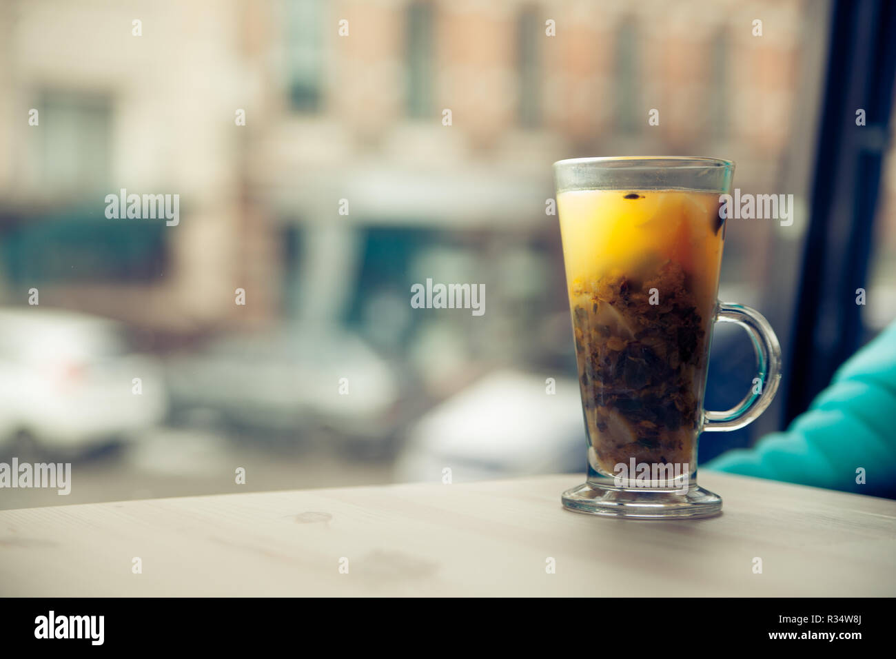 Tasse transparente avec argousier plateau se dresse sur une table en bois dans un café Banque D'Images
