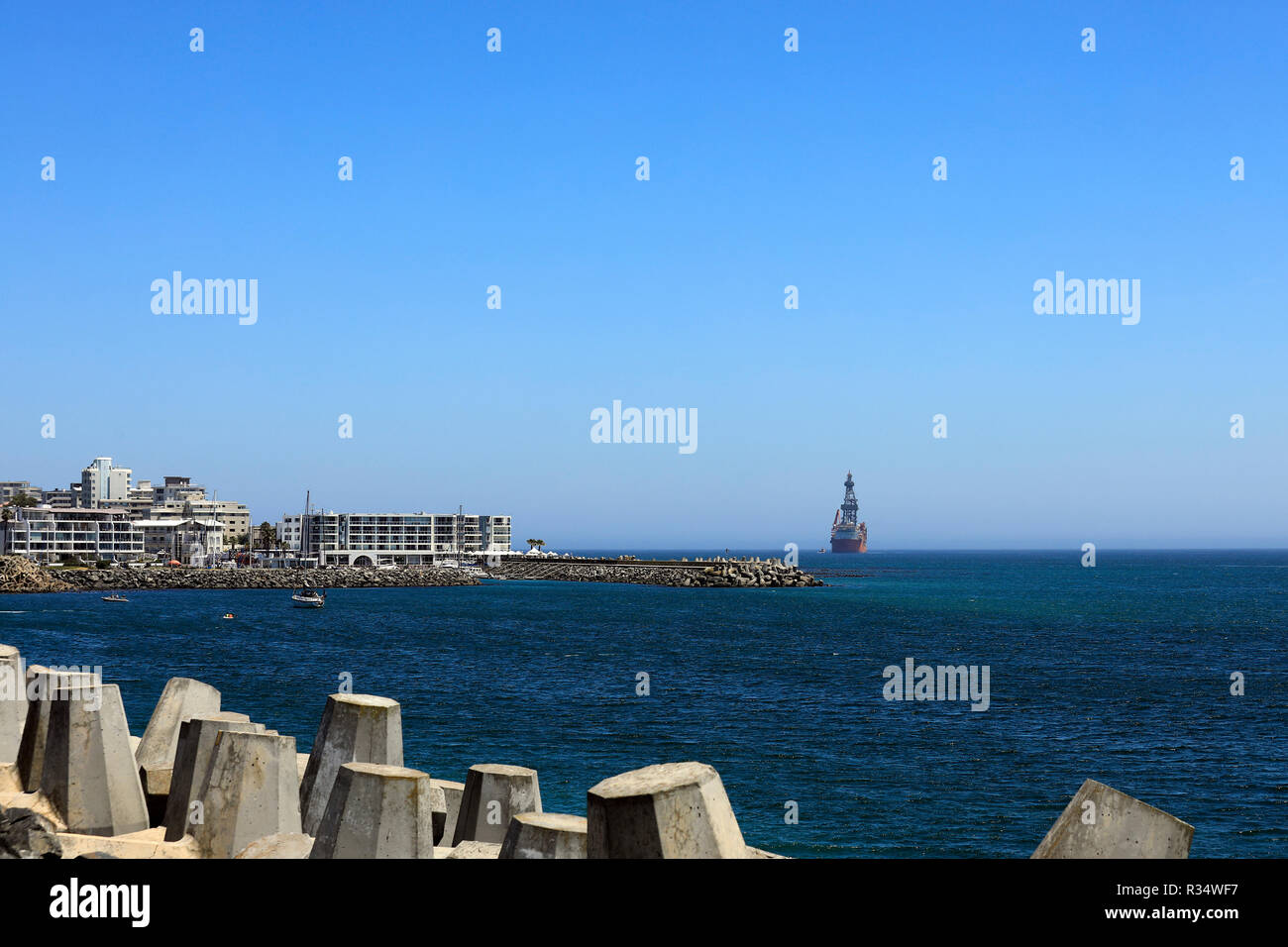 Grand navire à l'horizon à Table Bay, Cape Town, Afrique du Sud. Banque D'Images