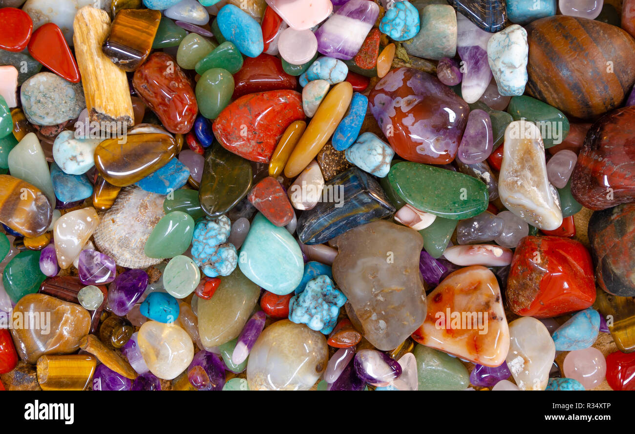 Poli colorés de pierres semi-précieuses, y compris tiger's eye, lapis-lazuli, agate, Jasper et améthyste, faire un beau fond d'écran. Banque D'Images