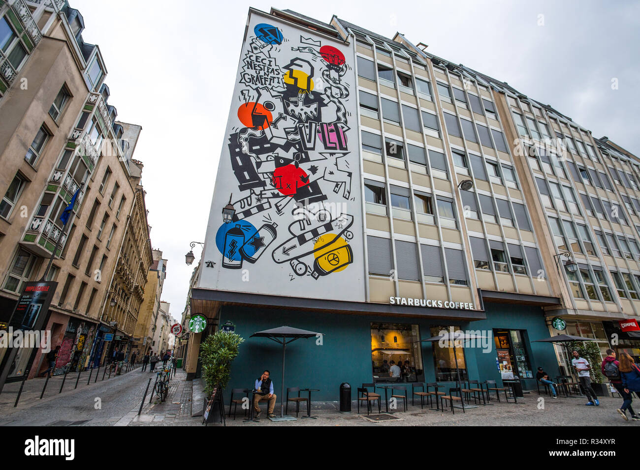 PARIS, FRANCE, LE 6 SEPTEMBRE 2018 - Starbucks coffee près de Centre Pompidou à Paris, France Banque D'Images