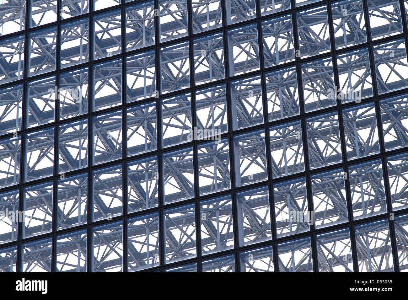 Les diagonales en verre et métal bâtiment structure Banque D'Images