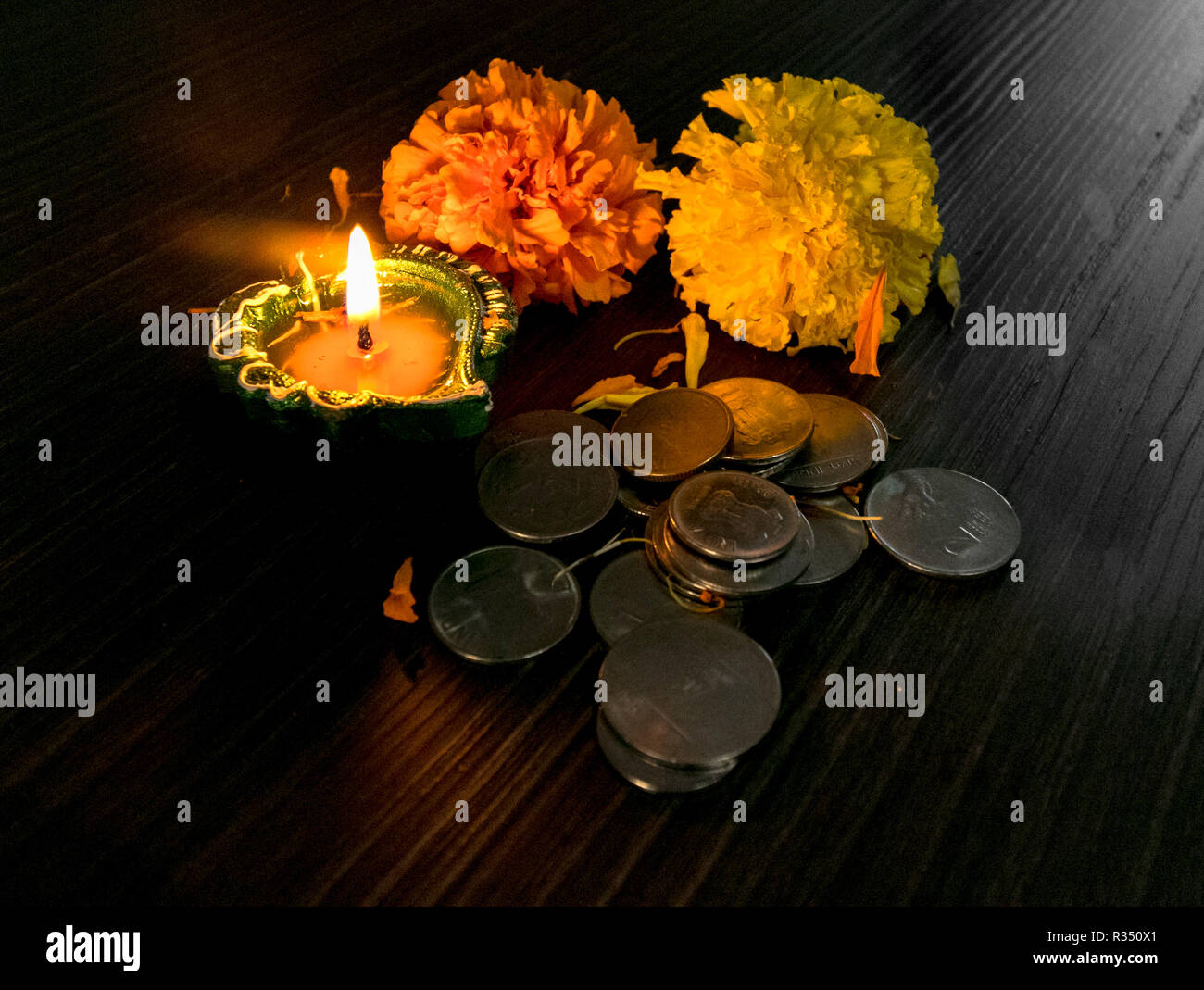 Allumé diya placés sur des fleurs pour célébrer le diwali et dhanteras Banque D'Images