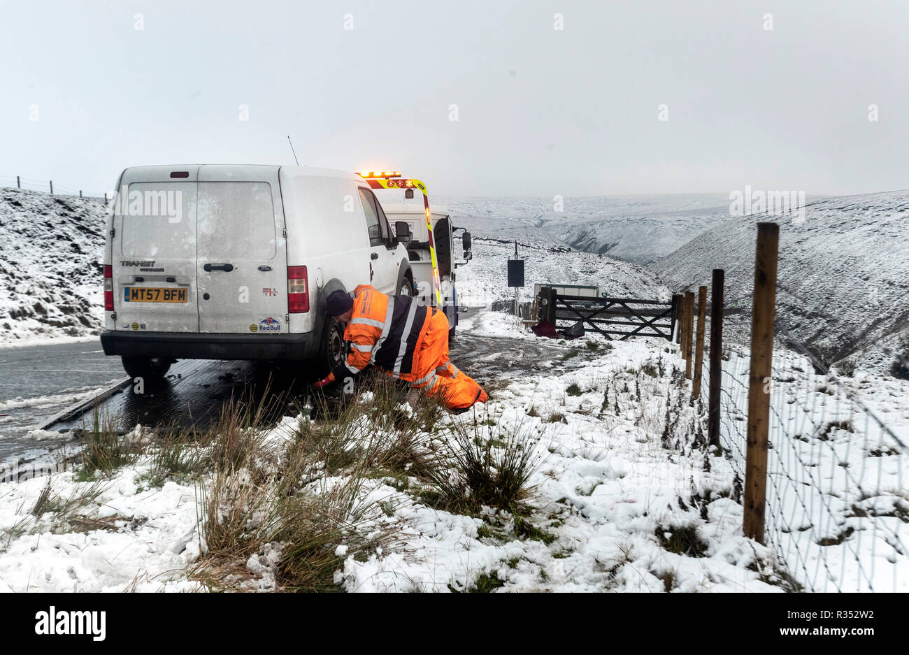 Une voiture s'est retrouvée sur le Serpent Passer le Derbyshire, comme un souffle de neige frappe le nord de l'Angleterre. Banque D'Images