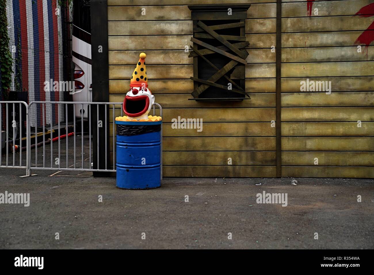 Une tête de clown effrayant situé au-dessus d'une poubelle Banque D'Images