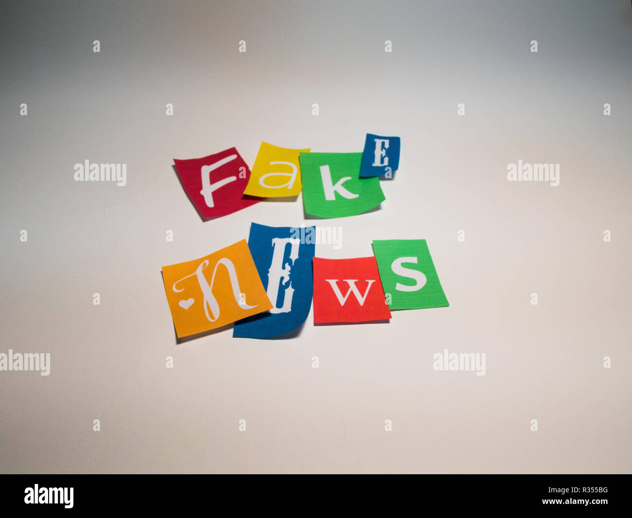 Fake News écrite, faite avec des morceaux de journal, idéal pour donner un sens de l'anonymat Banque D'Images