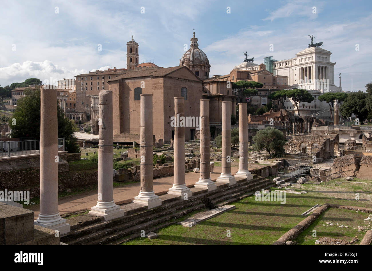 Rom, Rom, Forum Romain, la Via Sacra, im Hintergrund das Nationaldenkmal Banque D'Images