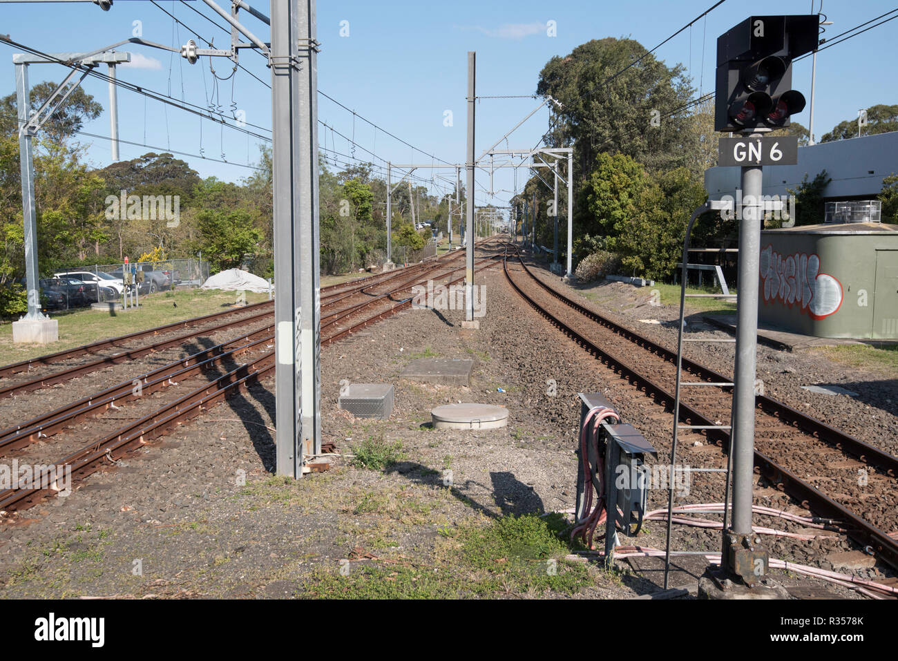 Trois lignes de chemin de fer et de câbles aériens de la connexion à la gare de Gordon sur la côte nord de Sydney, une partie de la Sydney NSW, Australie réseau Trains Banque D'Images