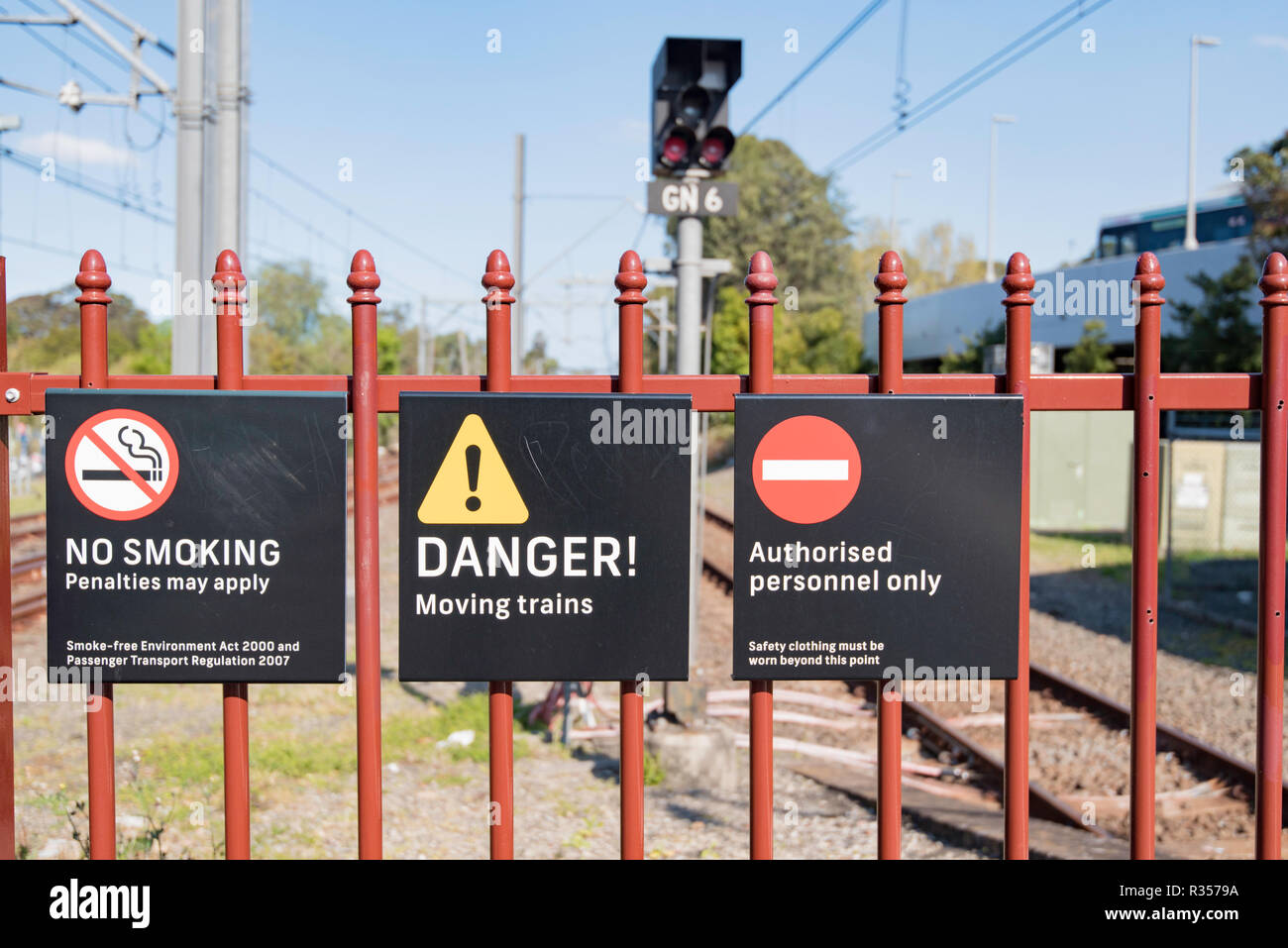 Signes d'avertissement à la fin de la plate-forme à la gare de Sydney Gordon sur la Haute-Côte-Nord, une partie de la Sydney NSW, Australie réseau Trains Banque D'Images