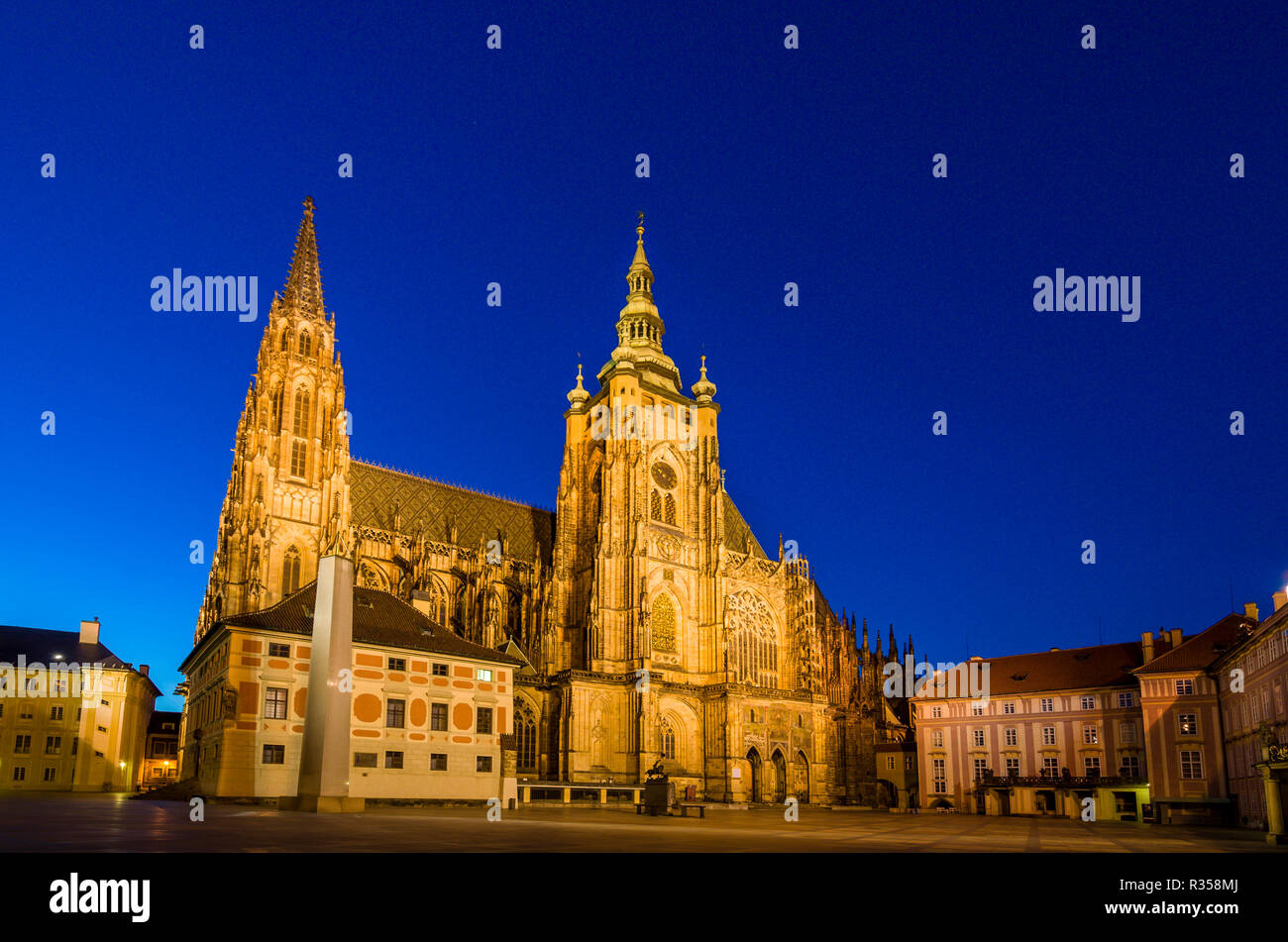 'Katedrála svatého Víta', la Cathédrale Saint Vitus, sur la place principale de l' 'Hradčany, le quartier du château, la nuit Banque D'Images