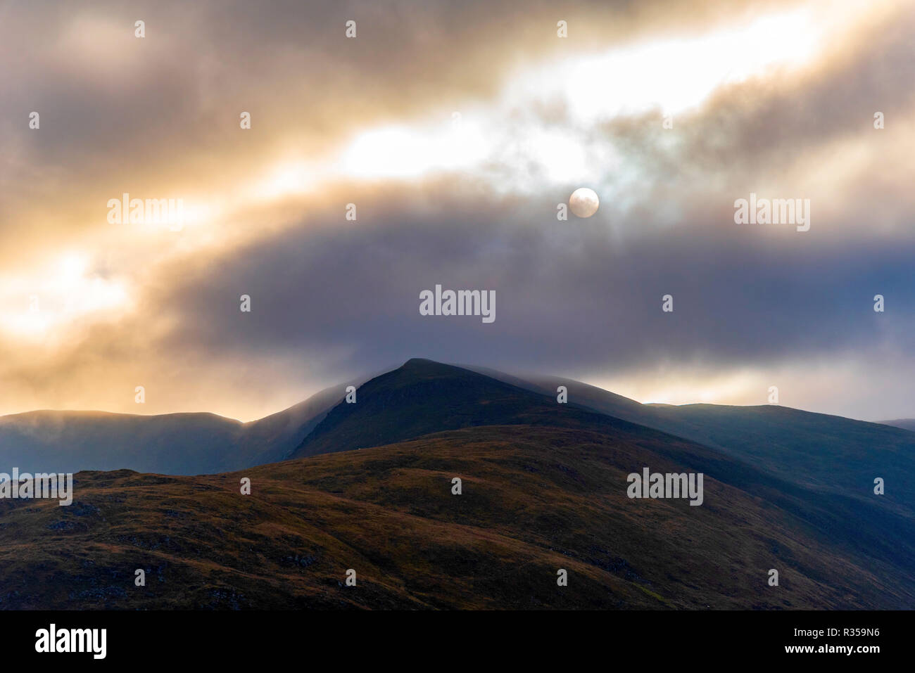 Le Perthshire hills en automne coucher du soleil. Banque D'Images