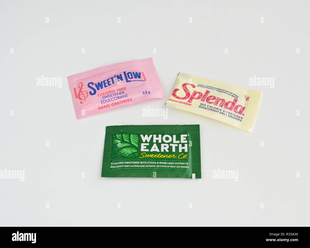 Trois ensembles différents de zéro calorie édulcorant artificiel : Sweet'N Low, le Splenda, et toute la terre (Stevia et moine fruits) des paquets. Banque D'Images