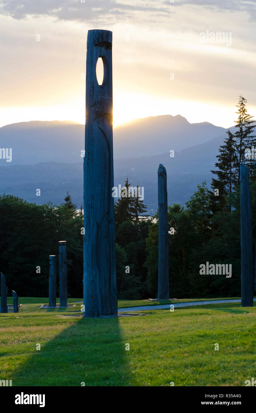 Coucher du soleil par les totems Ainu sur Burnaby Mountain Park. Burnaby, BC, Canada. Banque D'Images