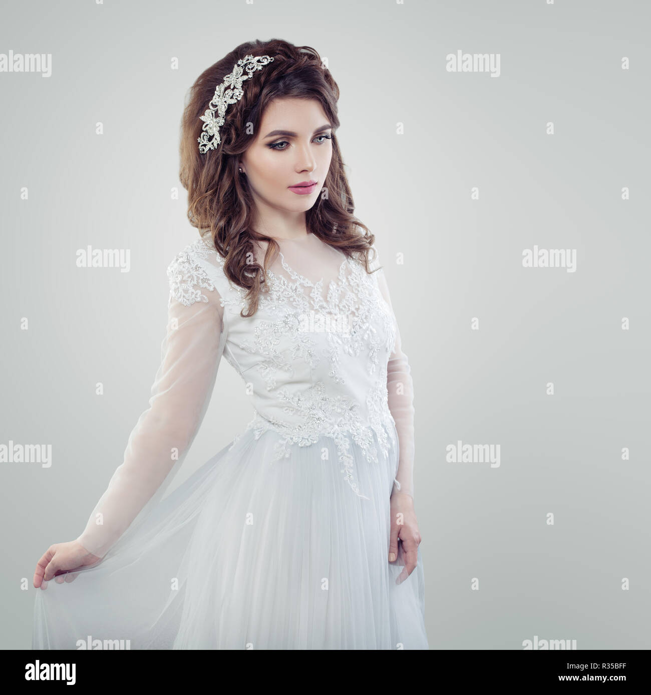 Belle mariée vogue girl portrait. Femme glamour en robe de mariage blanc  Photo Stock - Alamy