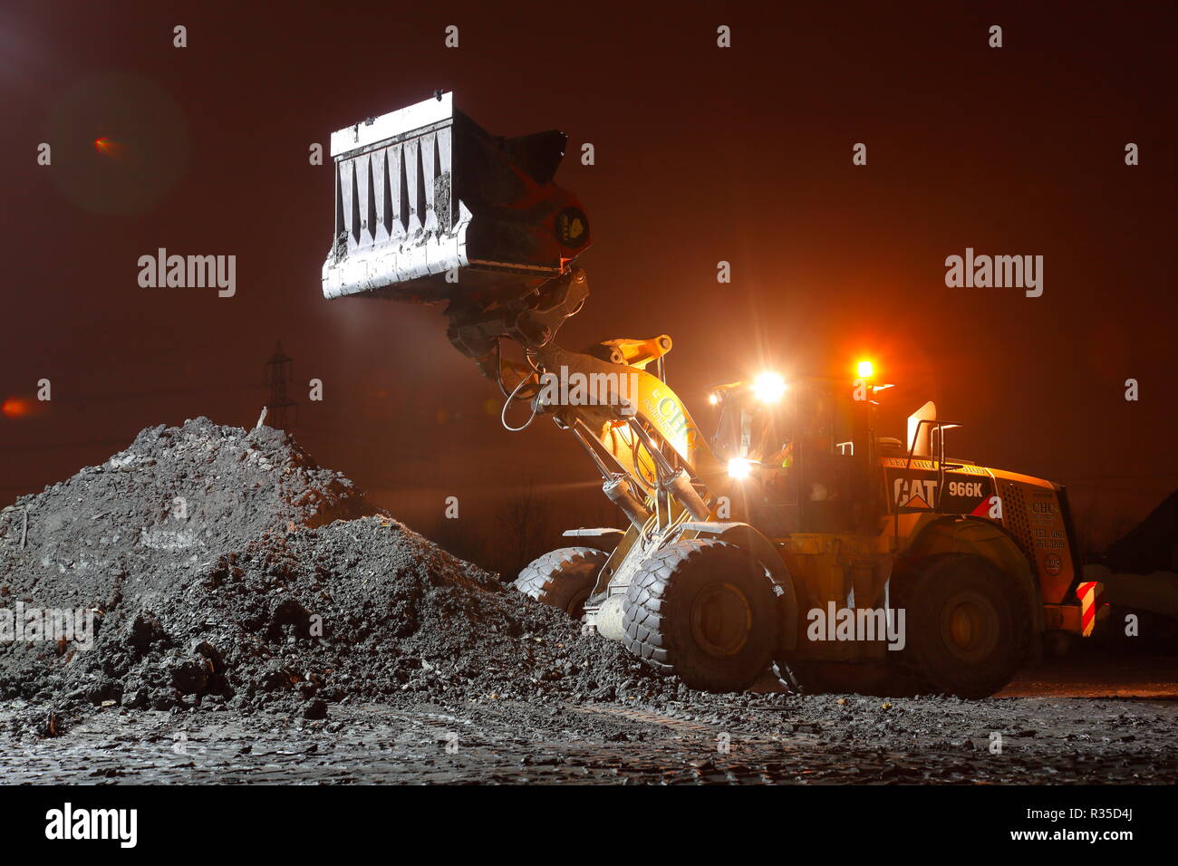 Caterpillar pelle de chargement sur l'ancienne usine de recyclage du charbon dans Recycoal,Rossington Doncaster qui a été démoli pour construire un nouveau lotissement. Banque D'Images