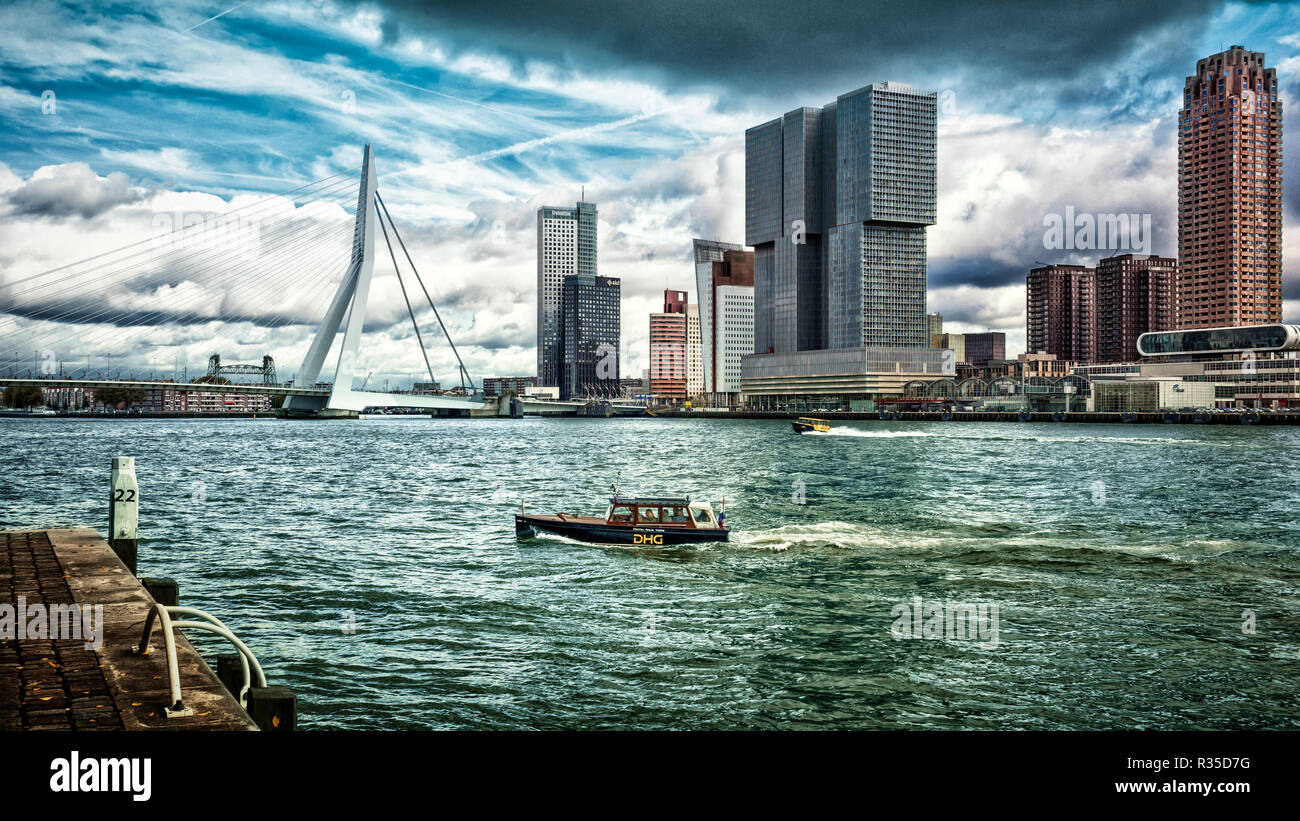 'Skyline' Rotterdam avec le pont Erasmus, le bâtiment 'de Maas', le bâtiment KPN, le tout au soi-disant 'Kop van Zuid' ou 'Wilhelminapier'. Banque D'Images