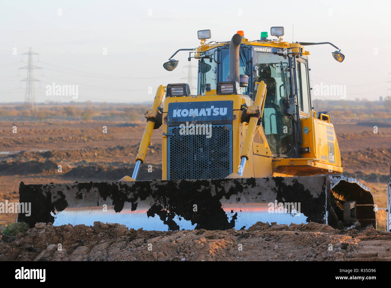 Un Komatsu D65PX Bulldozer commence à travailler sur la construction du nouveau IPORT à Doncaster, dans le Yorkshire du Sud Banque D'Images