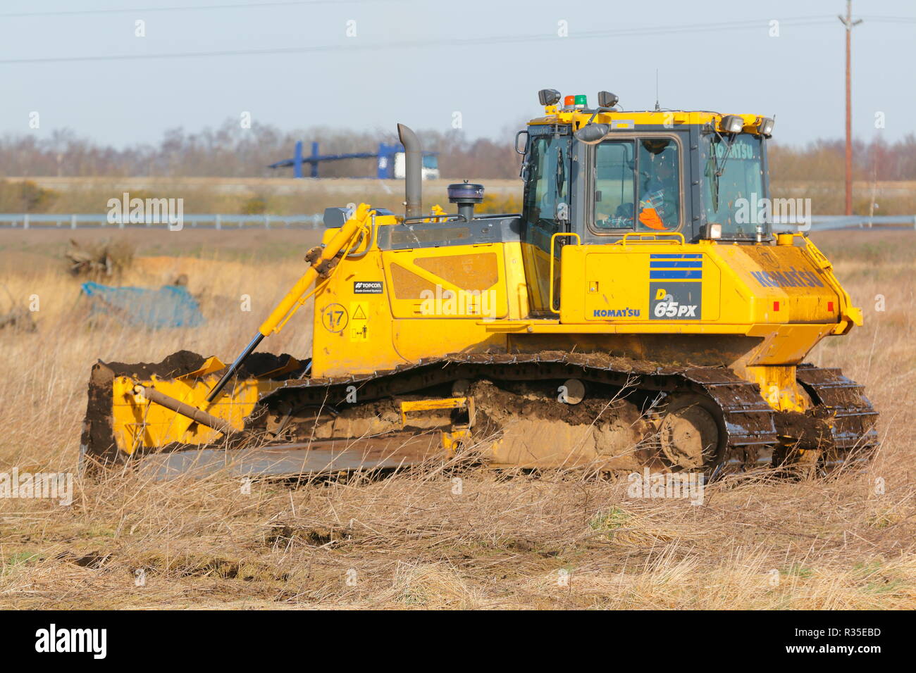 Un bulldozer Komatsu sol bandes que la construction commence sur le nouveau IPORT à Doncaster, dans le Yorkshire du Sud. Banque D'Images