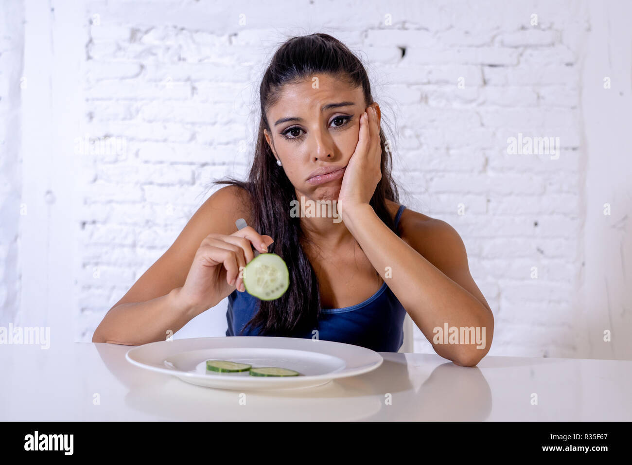 Portrait de jeune femme séduisante se sentir triste et ennuyé avec le régime ne veulent pas manger de légumes ou de suivre un régime alimentaire sain dans les troubles de l'alimentation et Weig Banque D'Images